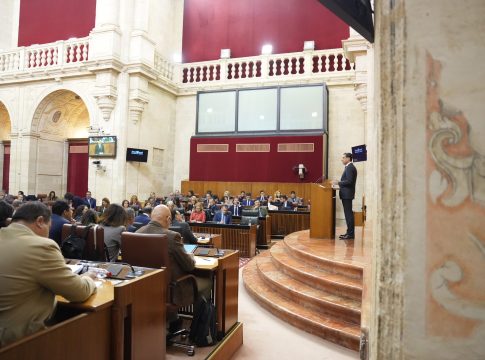 La Junta limitará el uso de dispositivos móviles en las aulas y prohibirá la venta de bebidas energéticas y vapeadores a menores