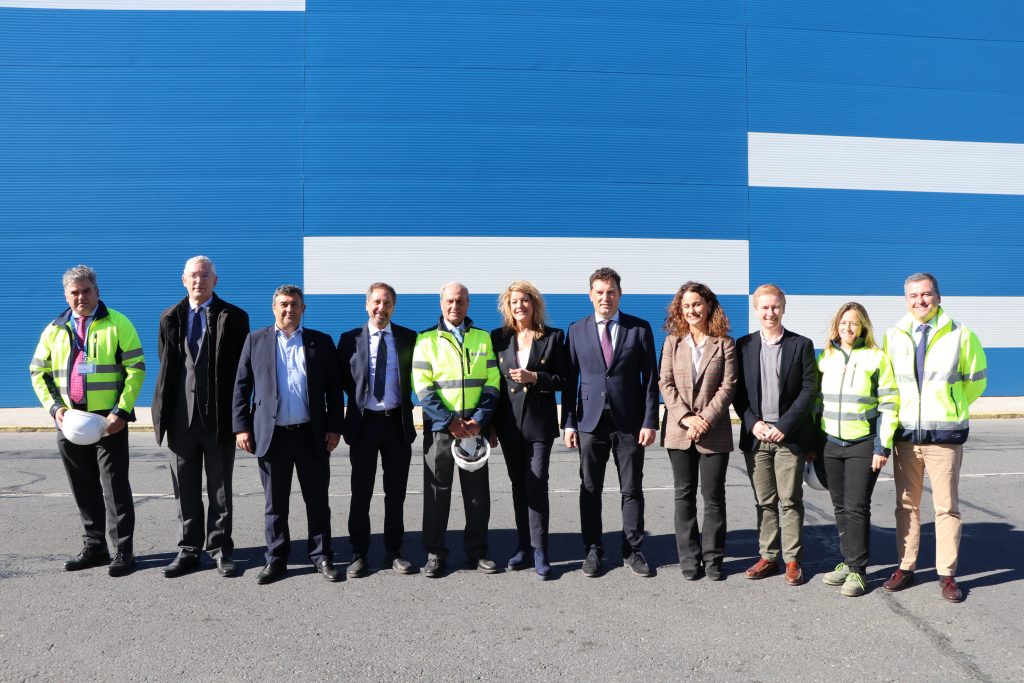 El presidente del Puerto de Huelva, la alcaldesa de la ciudad y el delegado del Gobierno de la Junta visitan las instalaciones de Nuevo Astillero de Huelva