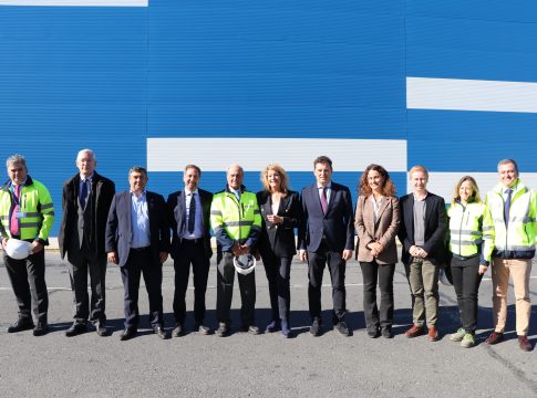 El presidente del Puerto de Huelva, la alcaldesa de la ciudad y el delegado del Gobierno de la Junta visitan las instalaciones de Nuevo Astillero de Huelva