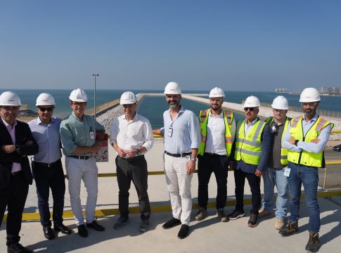 Moreno propone un plan director de desalación en Andalucía para hacer frente a la falta de agua