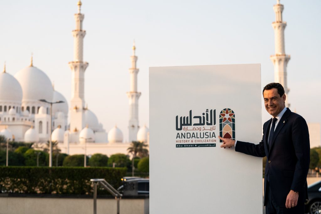 Moreno visita en Abu Dabi la exposición ‘Andalucía: Historia y Civilización’ que recrea parte de la cultura y las tradiciones andaluzas
