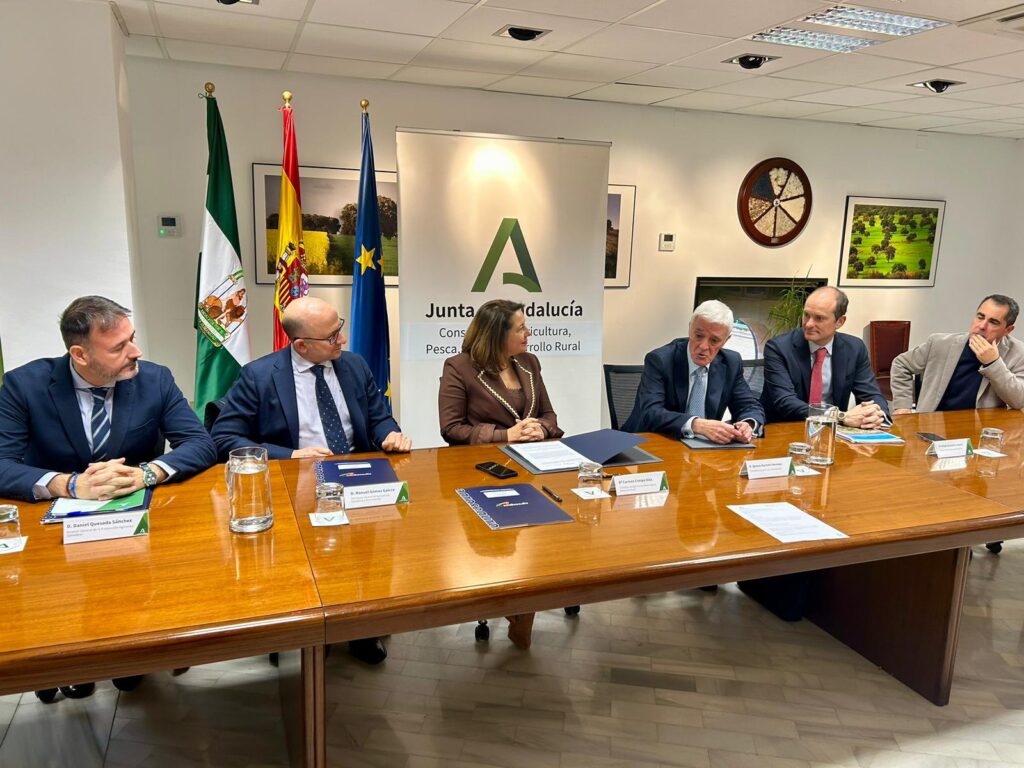 Junta y Agroseguro firman un convenio de colaboración cuatrienal para incentivar la contratación de seguros agrarios
