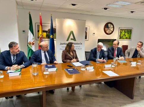 Junta y Agroseguro firman un convenio de colaboración cuatrienal para incentivar la contratación de seguros agrarios