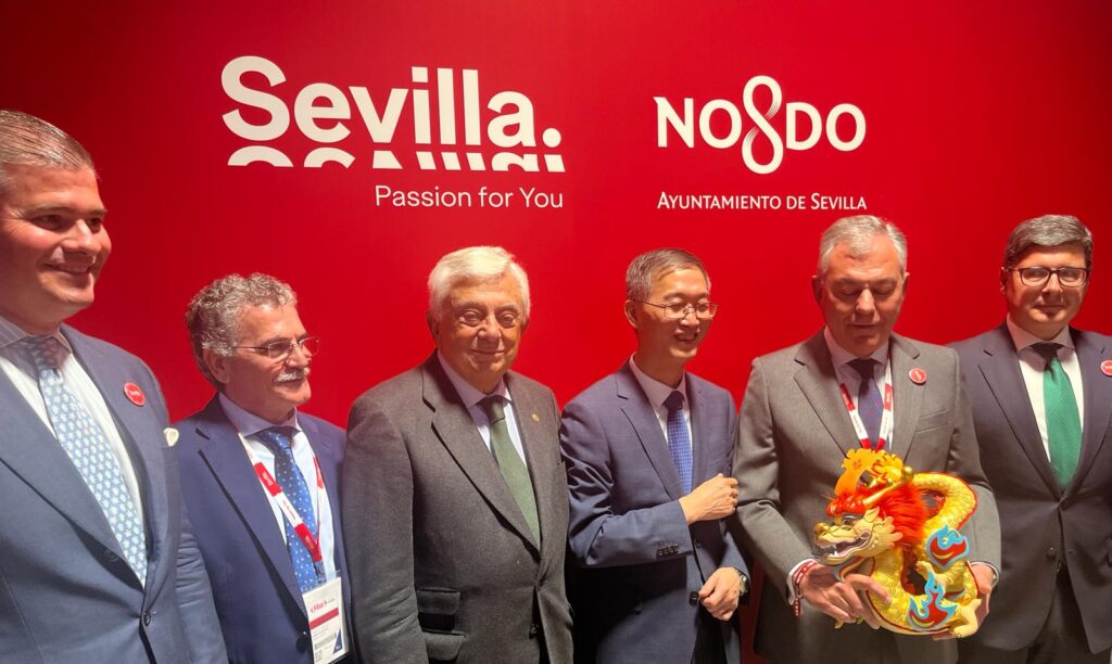 La Cámara de Comercio de Sevilla mantiene un encuentro en Fitur con el Embajador de China en España