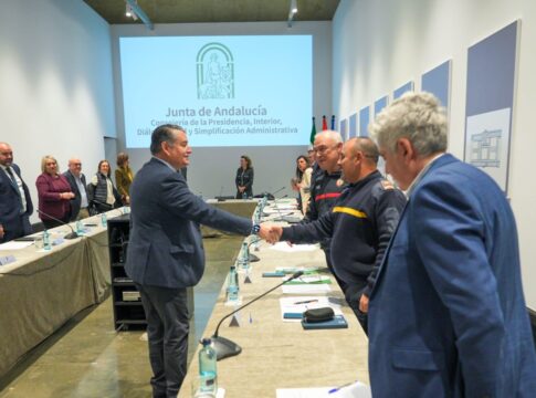Antonio Sanz anuncia un nuevo y pionero decreto de regulación de bomberos para este año