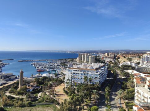 Estepona es la ciudad andaluza con mayor crecimiento de población en 2023