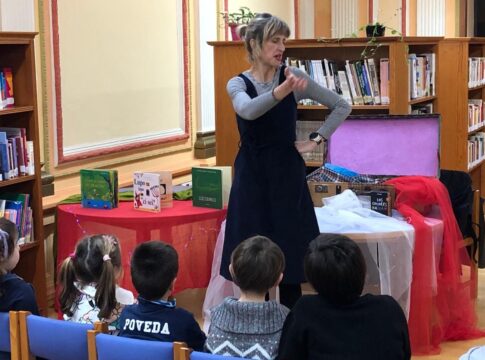 Mas de medio centenar de niños y niñas de la capital disfrutan del Día de Andalucía rodeados de libros y cuentacuentos en las bibliotecas municipales