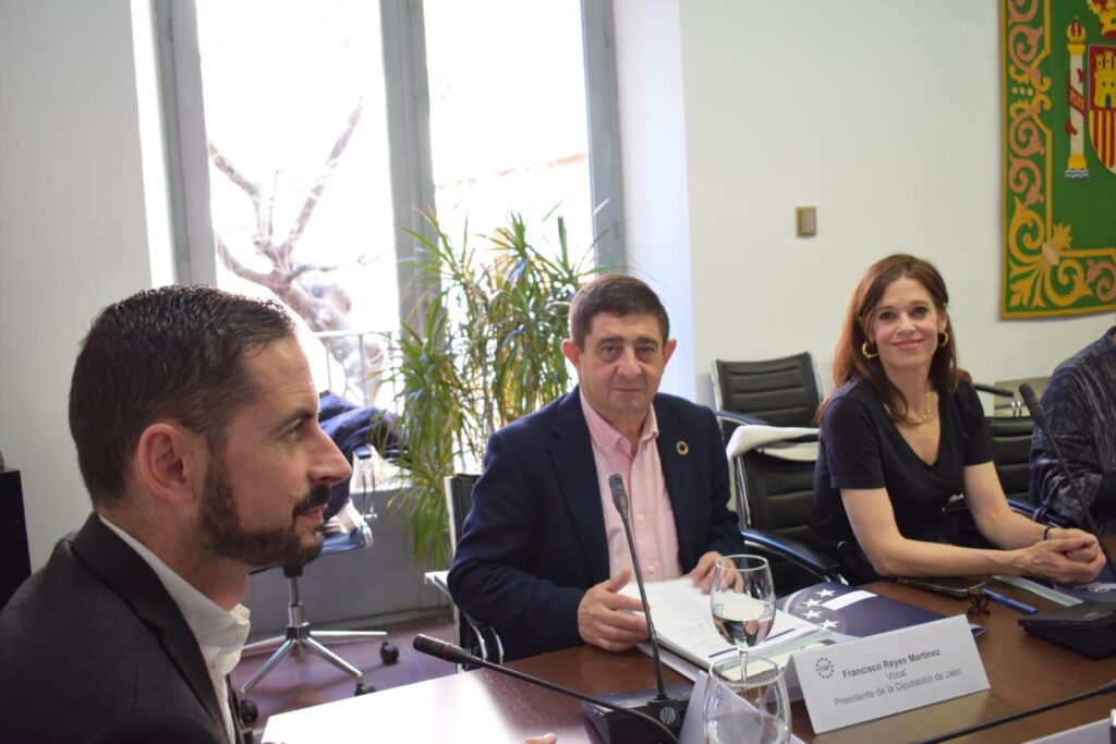 El presidente de la Diputación de Jaén participa en la celebración de la junta de gobierno de la FEMP