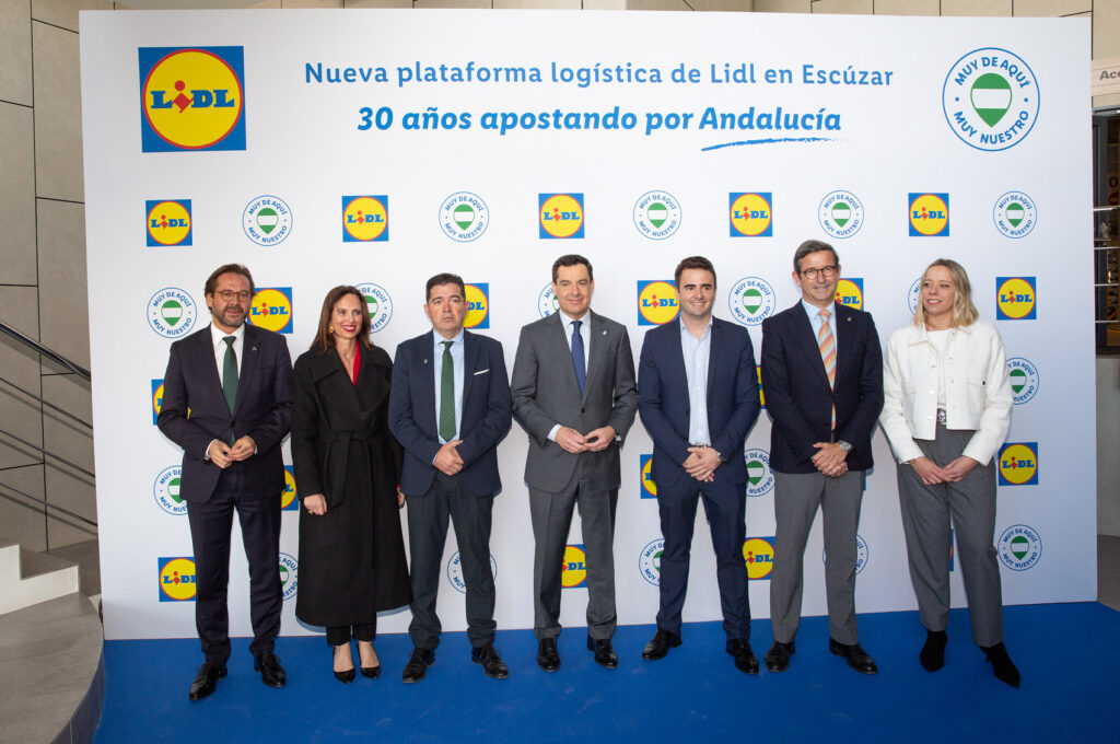 Juanma Moreno visita la nueva plataforma logística de Lidl en Escúzar, el mayor almacén de la cadena en Andalucía y el segundo en toda España