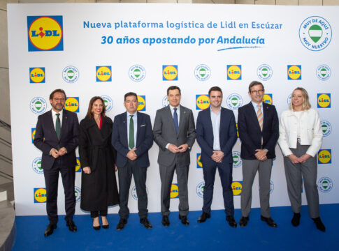 Juanma Moreno visita la nueva plataforma logística de Lidl en Escúzar, el mayor almacén de la cadena en Andalucía y el segundo en toda España