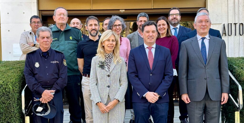 La subdelegada del Gobierno y el presidente del Puerto de Huelva visitan la terminal de pasajeros y servicios portuarios en el Muelle Sur
