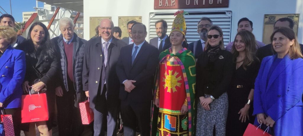 Una treintena de empresas se acercan a Perú en un encuentro de Cámaras de Comercio y la Embajada en el buque escuela de este país en el puerto de Cádiz