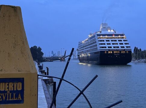 El Puerto de Sevilla inicia la temporada de cruceros con la llegada del Azamara Pursuit