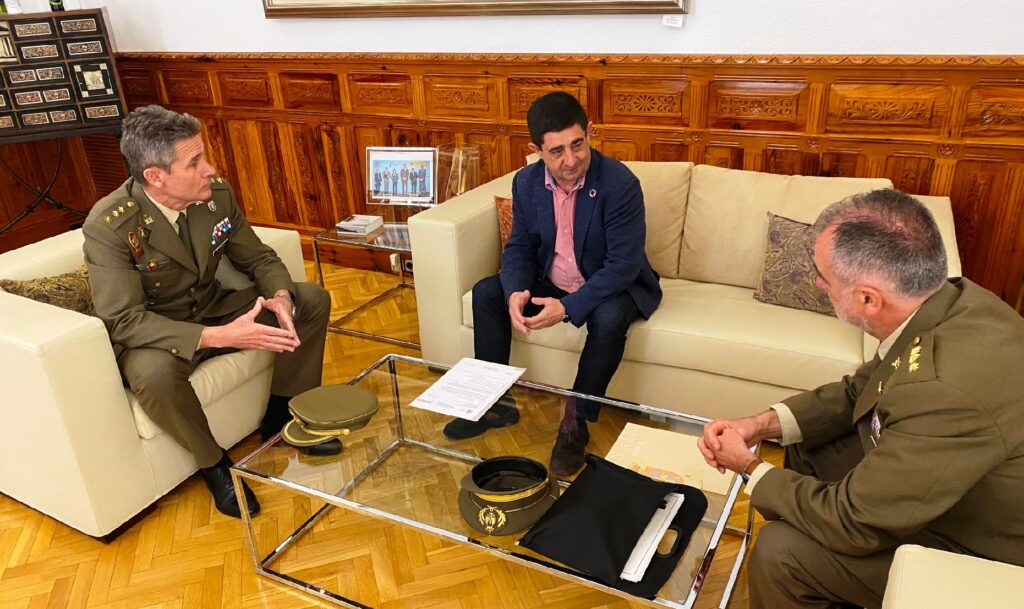 Reyes aborda con el subdelegado de Defensa la colaboración en unas jornadas sobre el Ejército y el ciberespacio