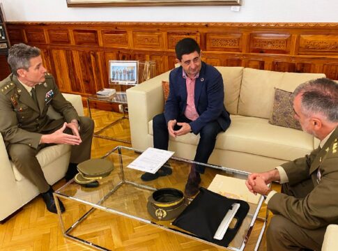 Reyes aborda con el subdelegado de Defensa la colaboración en unas jornadas sobre el Ejército y el ciberespacio