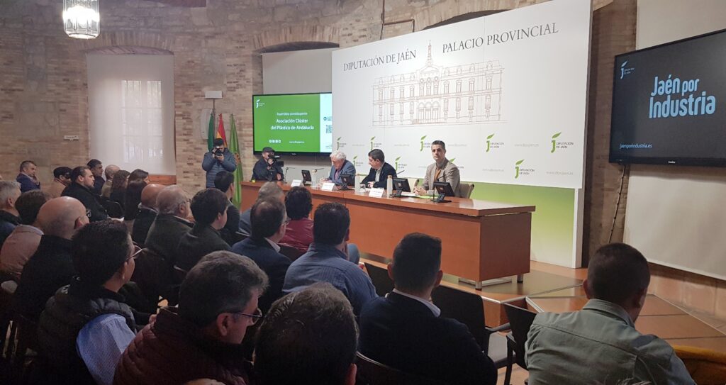 Reyes señala que el Clúster del Plástico generará nuevas oportunidades en un sector estratégico para Jaén