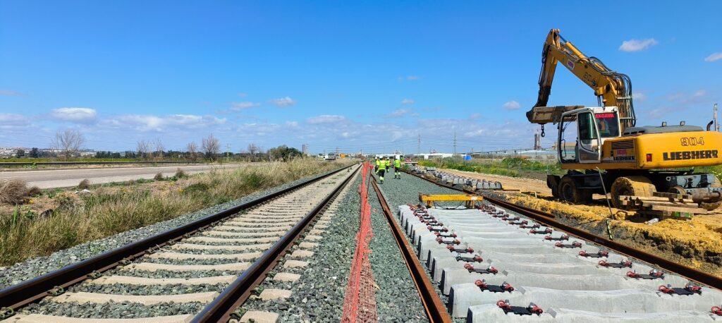 El Puerto de Sevilla mejora su infraestructura ferroviaria con la ampliación del apartadero junto a la carretera de Esclusa