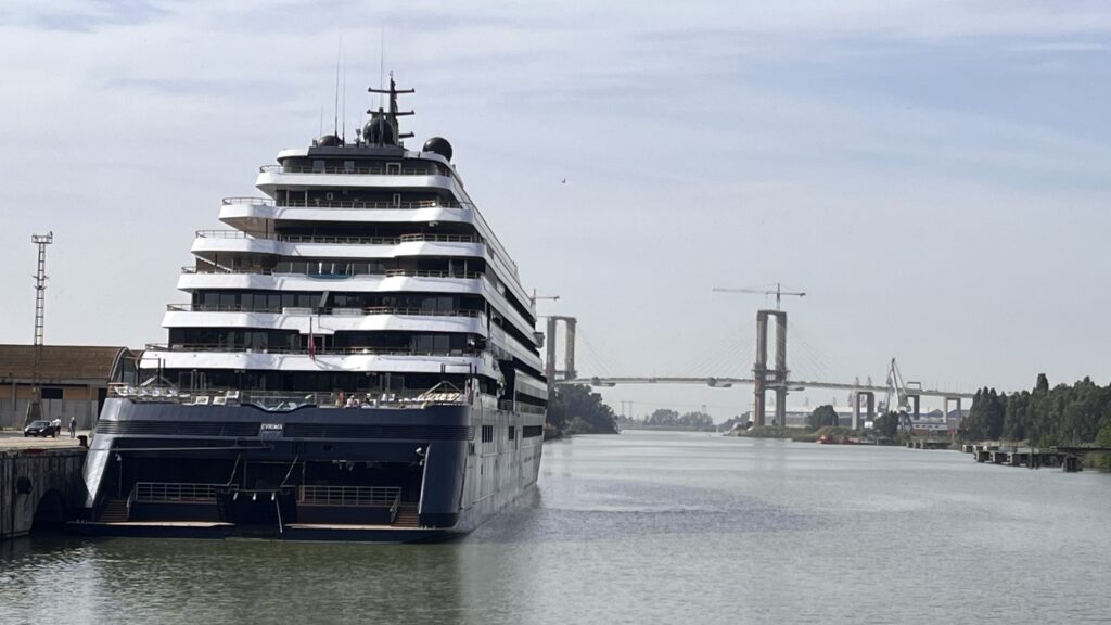 El crucero de lujo Evrima realiza su primera escala en el Puerto de Sevilla