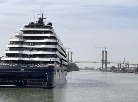 El crucero de lujo Evrima realiza su primera escala en el Puerto de Sevilla