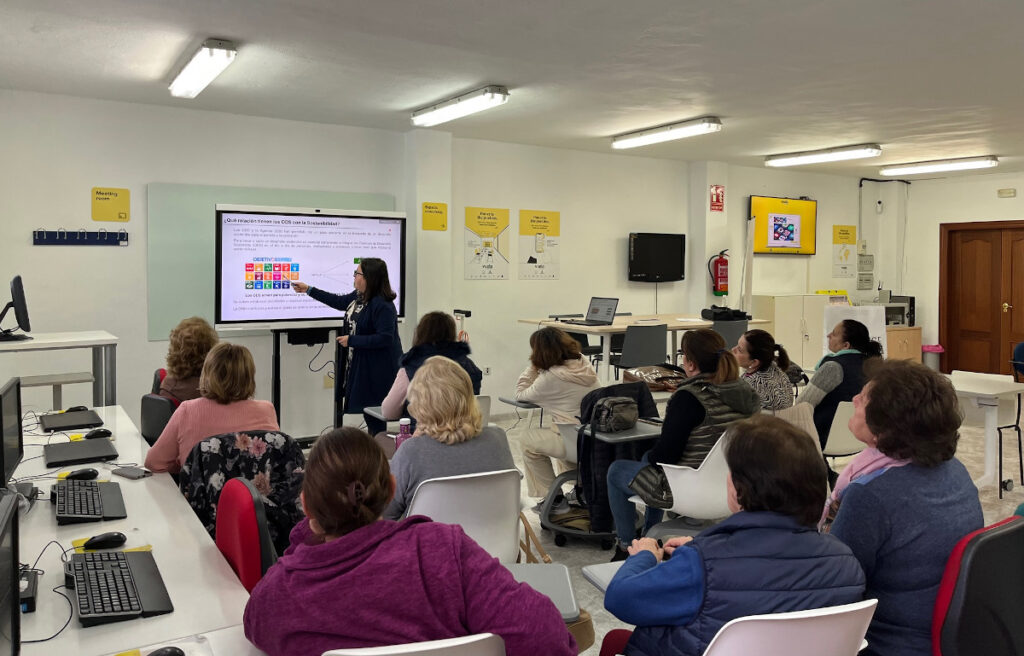 Más de 500 personas mayores se benefician del programa de educación financiera y digital del Proyecto Edufinet, que supera las 356.000 visualizaciones online en el primer trimestre