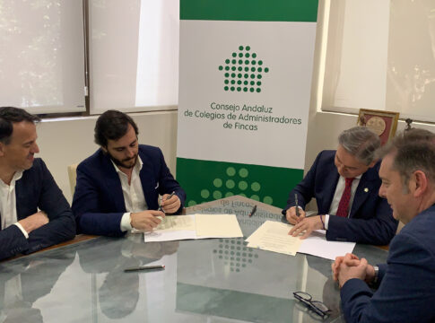 Alojamientos turísticos y administradores de fincas de Andalucía firman un código de buenas prácticas para favorecer la convivencia de vecinos y viviendas turísticas