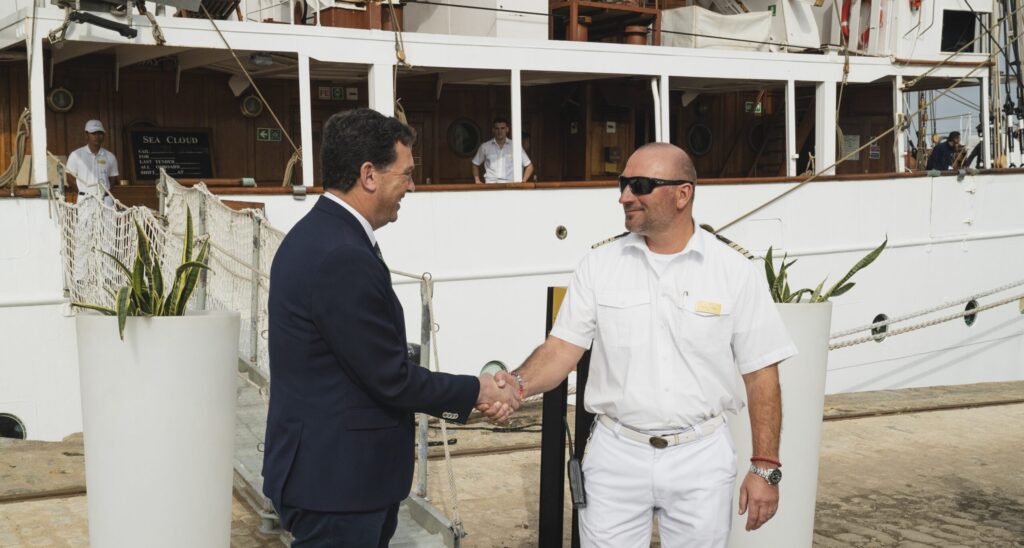 El presidente del Puerto de Huelva da la bienvenida al velero de lujo Sea Cloud, que permanecerá atracado en el Muelle de Levante sur hasta el sábado por la tarde