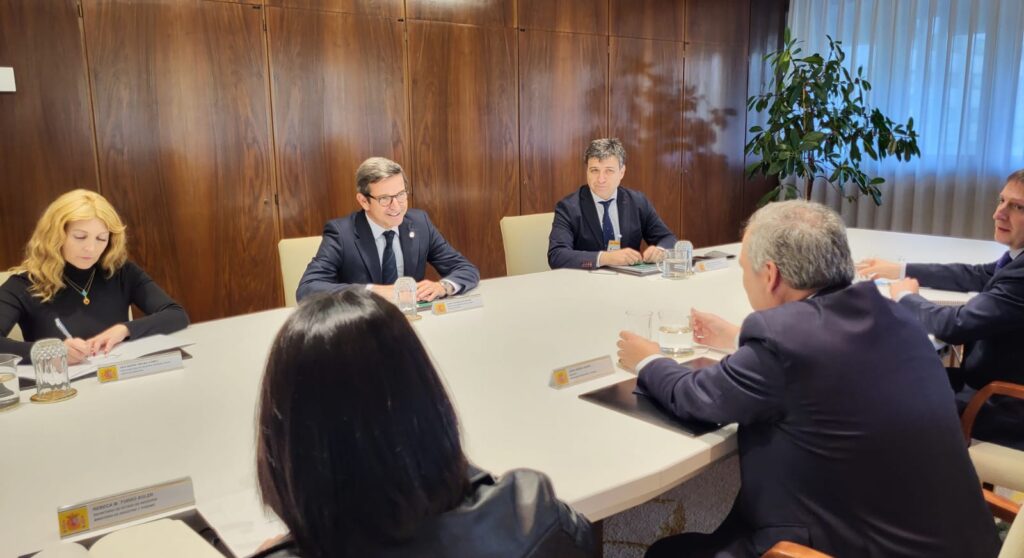 La Junta ofrece su colaboración al Ministerio para  reforzar un Pacto de Estado por la Industria
