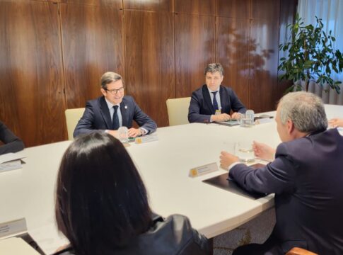La Junta ofrece su colaboración al Ministerio para  reforzar un Pacto de Estado por la Industria