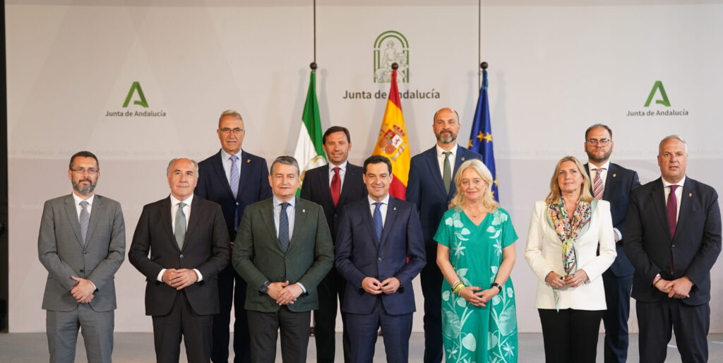 Moreno y alcaldes del Campo de Gibraltar piden que el acuerdo con Reino Unido recoja los intereses de Andalucía y la comarca