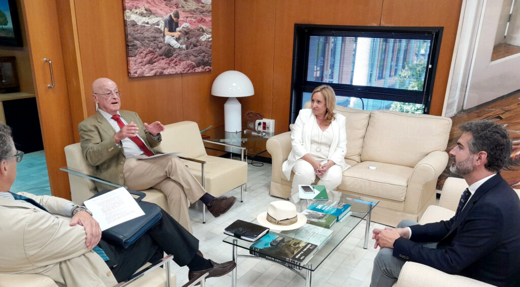 El consejero de Agricultura se reúne con el presidente de la asociación de regantes andaluces