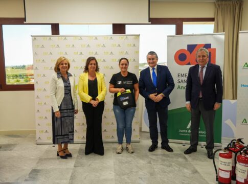 Las hermandades de Sevilla reciben desfibriladores y extintores para un Rocío más seguro