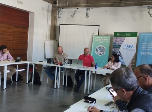 La Diputación de Cádiz busca vías para que los ayuntamientos afectados por el alga invasora reduzcan el coste del vertedero