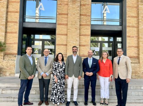 El consejero de Agricultura mantiene un encuentro de trabajo con representantes de Landaluz