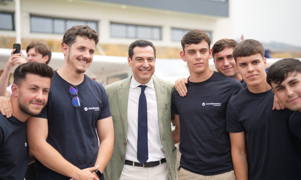 Moreno pone en valor el sector de la aeronáutica como uno de los cuatro pilares del proyecto económico andaluz