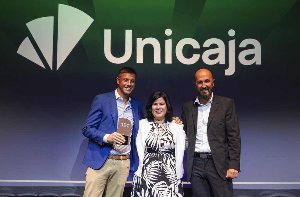 Unicaja, galardonado en los Premios DEC como mejor proyecto de innovación por MarÍA, su prototipo de banca conversacional