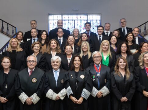 30 procuradores sevillanos reciben en la Audiencia Provincial el reconocimiento a sus 25 años de profesión