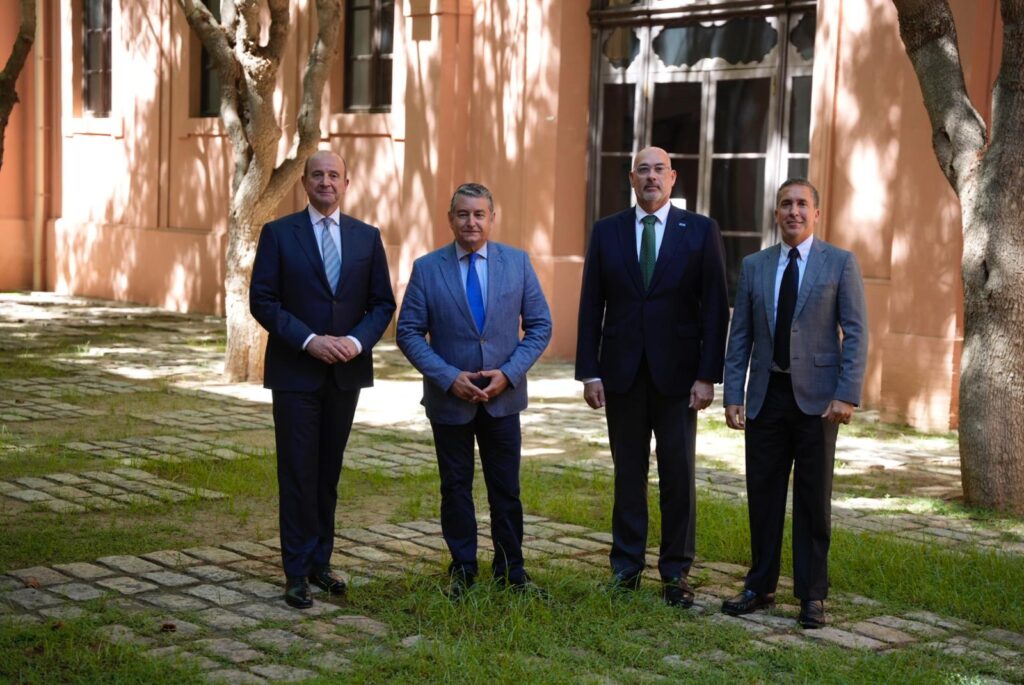Antonio Sanz rubrica el contrato de la nueva Red Corporativa de Telecomunicaciones de la Junta