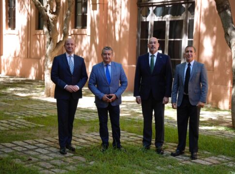Antonio Sanz rubrica el contrato de la nueva Red Corporativa de Telecomunicaciones de la Junta