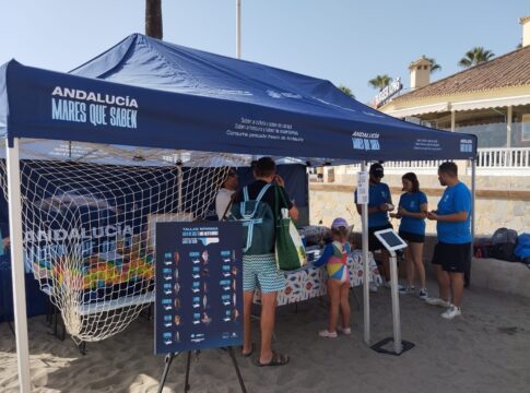 La campaña ‘Andalucía, Mares que Saben’ prosigue la difusión de la pesca artesanal por el litoral