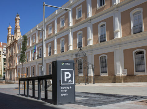 El Ayuntamiento de Huelva instala por primera vez en la ciudad cargadores gratuitos para patines eléctricos en la plaza de La Merced