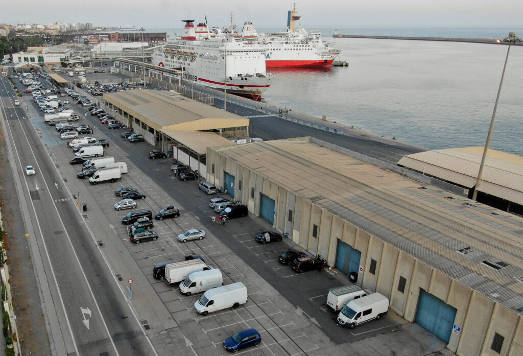 El Puerto de Almería cubrirá con fotovoltaica las naves del Muelle de Ribera II