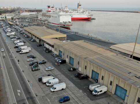 El Puerto de Almería cubrirá con fotovoltaica las naves del Muelle de Ribera II