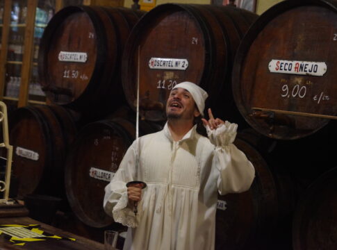 La celebración del centenario de la marca ‘Málaga’ para vinos arranca con un recorrido teatralizado por la ciudad