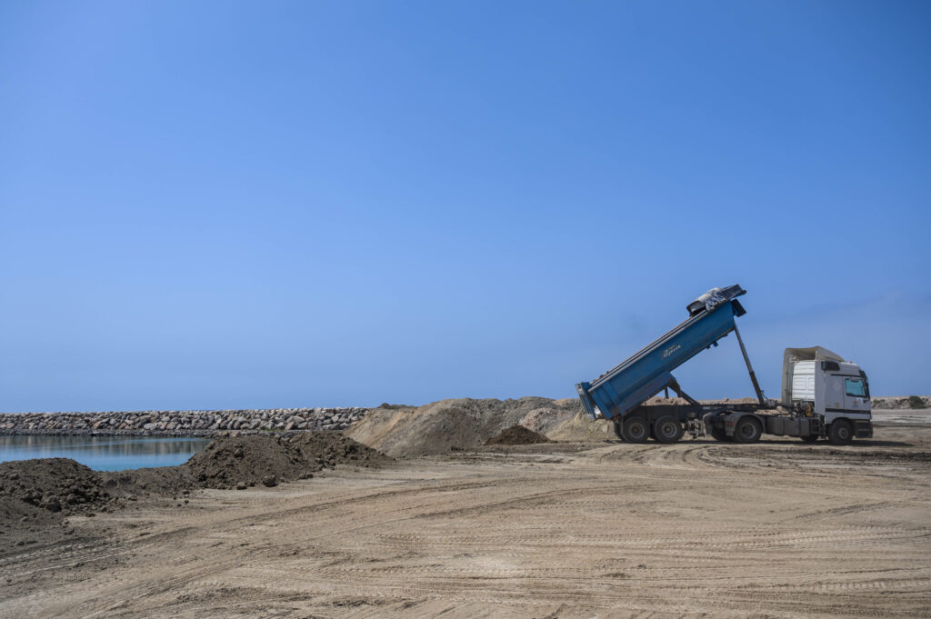 El Puerto de Almería valoriza más de 46.000 metros cúbicos de tierra de las obras del AVE para el Muelle de Pechina