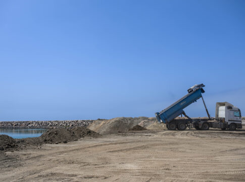 El Puerto de Almería valoriza más de 46.000 metros cúbicos de tierra de las obras del AVE para el Muelle de Pechina