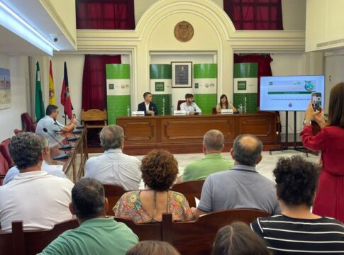 Lla Diputación de Sevilla y UPA acercan las novedades del sector a agricultores y ganaderos de la provincia