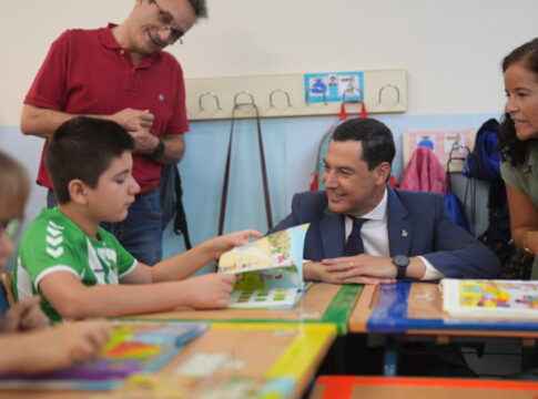 Moreno afirma que Andalucía refuerza los recursos y programas para que el sistema educativo público siga ganando en excelencia y calidad