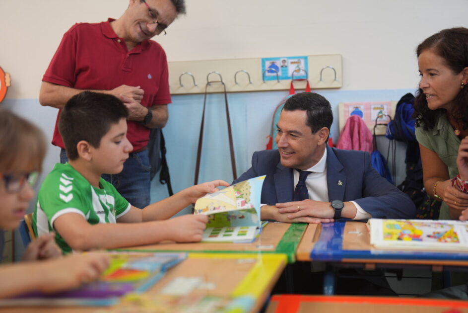 Moreno afirma que Andalucía refuerza los recursos y programas para que el sistema educativo público siga ganando en excelencia y calidad