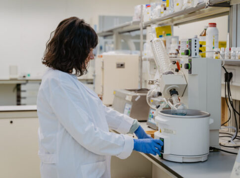 Almudena Gómez (Inves Biofarm): “Nos dedicamos al desarrollo y fabricación de productos cosméticos y productos sanitarios”