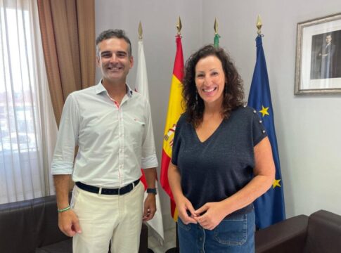 Fernández-Pacheco aborda con la alcaldesa de Almería la “apuesta inequívoca” de la Junta por un evento que engloba aspectos de la economía azul como desalación, cultivos marinos y turismo azul